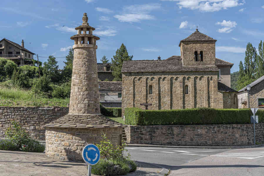 Huesca - Santa Cruz de los Serós 09 - iglesia de San Caprasio.jpg